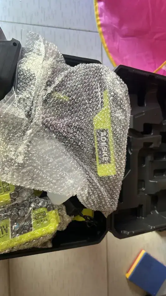 Peças da lavadora ainda embaladas em plástico bolha dentro da maleta recém aberta